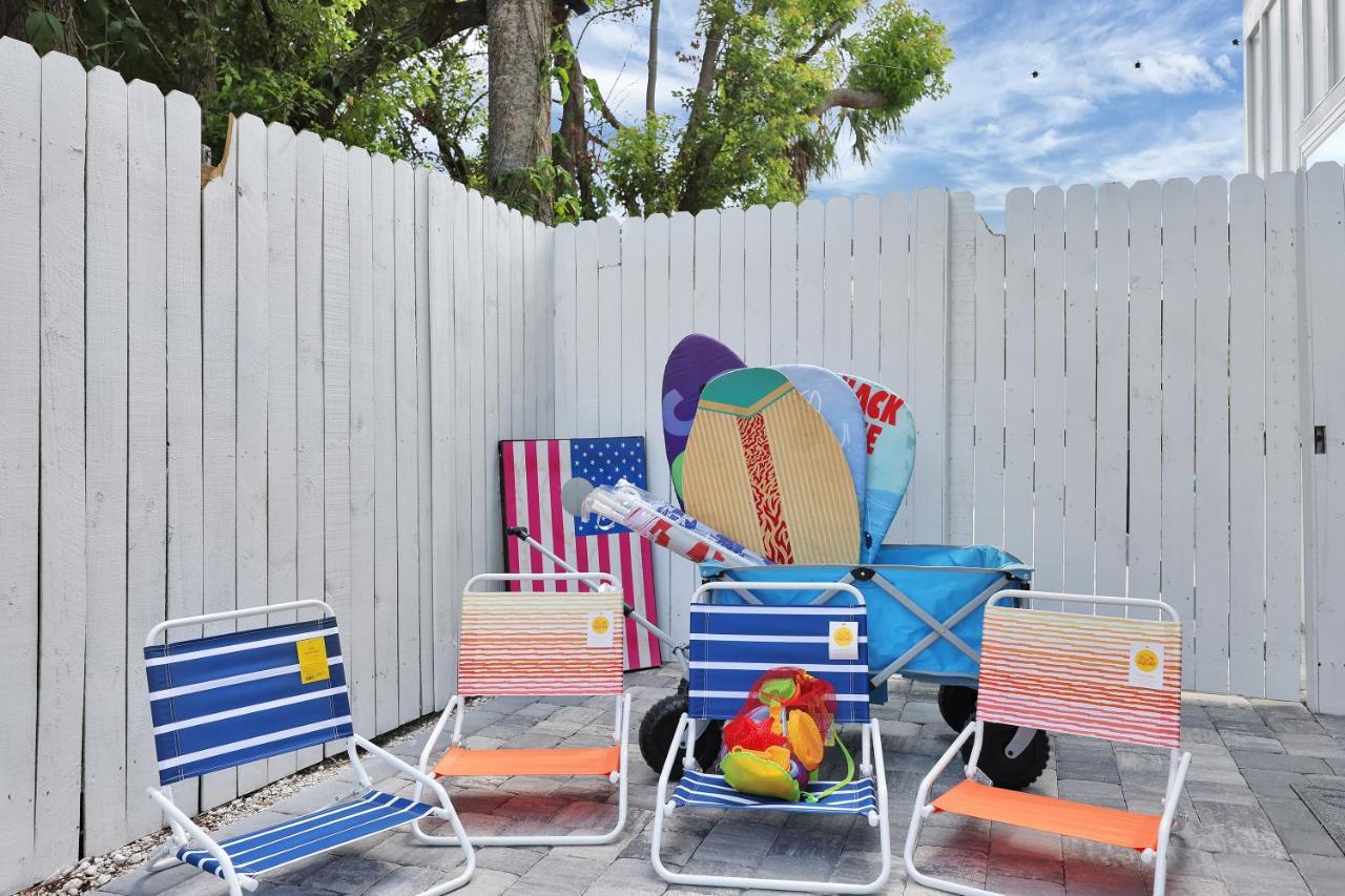 Few Steps To Ocean-4 Beach Cruisers & Free Parking & Private Backyard Jacksonville Beach Bagian luar foto